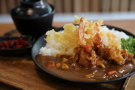 日本咖喱大米 日日食炒虾青菜草药食物辣椒油炸洋葱猪肉对虾美食盘子图片