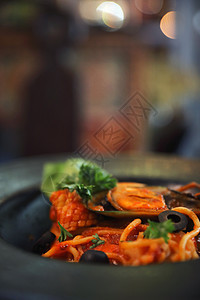 意大利面条加海鲜和番茄酱盘子美食贝类香菜饮食桌子蔬菜油炸餐厅营养图片