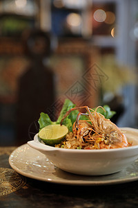 带虾的炒饭 传统泰国食品胡椒粮食盘子饮食早餐谷物红色烹饪洋葱纤维图片
