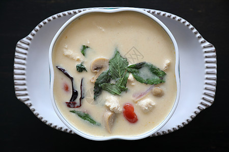 土豆奶汤和鸡肉 传统泰国食物香料文化奶油热带午餐柠檬草本植物蔬菜辣椒牛奶图片