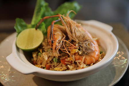 带虾的炒饭 传统泰国食品烹饪红色纤维粮食盘子谷物胡椒美食早餐油炸图片