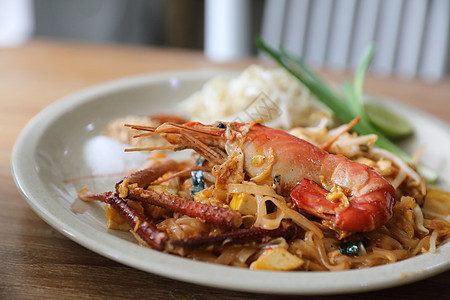 塔伊 薯条面和虾 以泰式手工艺食物盘子绿色面条午餐美食餐厅烹饪蔬菜海鲜图片