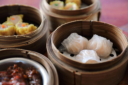 Dim sum 蒸汽在木篮子中国食品中排挤小吃点心篮子木头饮茶烹饪竹子文化水饺餐厅图片