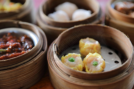 Dim sum 蒸汽在木篮子中国食品中排挤早餐午餐点心水饺餐厅木头猪肉文化美食烹饪图片