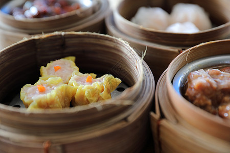 Dim sum 蒸汽在木篮子中国食品中排挤文化烹饪包子水饺美食饮茶餐厅食物汽船竹子图片