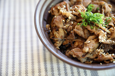 炸鸡块盖饭日本牛肉饭碗 特写了日本本地食物的店铺食品洋葱餐厅文化盘子烹饪美食营养午餐盖饭背景