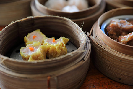 Dim sum 蒸汽在木篮子中国食品中排挤饮茶竹子烹饪猪肉文化木头小吃早餐包子饺子图片