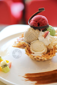 冰淇淋加华芙饼和水果美食锥体蓝色奶油胡扯食物味道巧克力小吃甜点图片