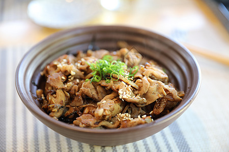 日本牛肉饭碗 特写了日本本地食物的店铺蔬菜文化餐厅午餐洋葱盘子食品美食盖饭营养图片