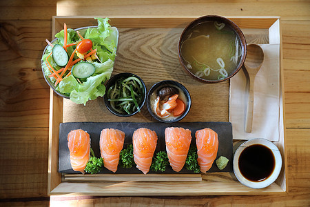 桑门寿司和汤沙拉日本当地食品寿司饮食鱼片橙子传统午餐海鲜海藻美食食物图片