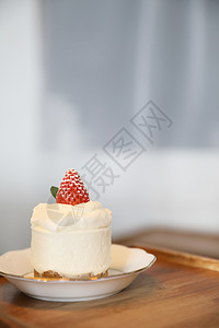 木托盘上草莓奶油蛋糕生日馅饼盘子庆典派对配料桌子甜点美食浆果图片