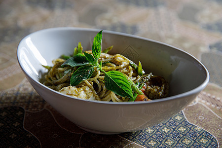 佩斯托意大利面面条和沙丁鱼 在强烈对比的意大利菜中烹饪香料健康午餐饮食蔬菜美味小吃盘子草本植物图片