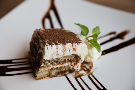 提拉米苏蛋糕甜点特写食物生日勺子小吃咖啡糕点巧克力奶油海绵咖啡店图片