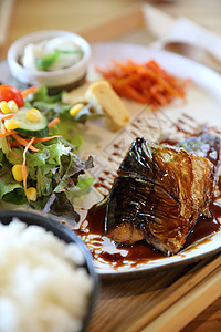 与大米汤和沙拉在木本底美食食物饮食午餐牛扒鲭鱼餐厅盘子菜单炙烤图片