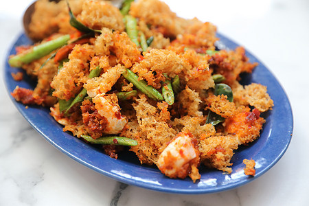 Crispy 鱼搅拌油炸的当地食物美味草本植物餐厅蔬菜营养午餐沙拉木瓜鲶鱼辣椒图片