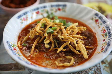 北泰国咖喱面条汤 当地茶叶薯条美食辣椒椰子洋葱午餐面条蔬菜牛肉柠檬文化图片