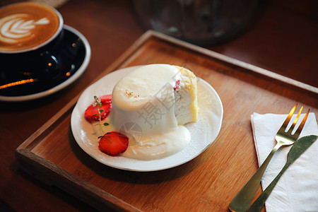 木制桌上的咖啡和草莓奶油蛋糕奶油美食浆果小吃馅饼午餐水果牛奶咖啡店柠檬图片