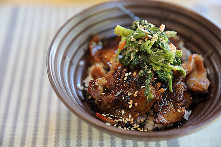 木本底的日本煎猪肉碗食物筷子烹饪美食午餐洋葱文化教师蔬菜油炸图片