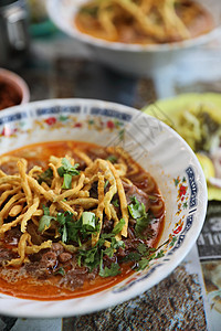 北泰国咖喱面条汤 当地茶叶薯条午餐食谱面条椰子文化蔬菜辣椒美食草本植物牛肉图片