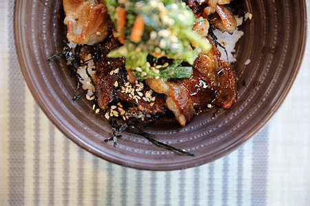 木本底的日本煎猪肉碗美食教师午餐食物洋葱油炸文化蔬菜盘子大学图片