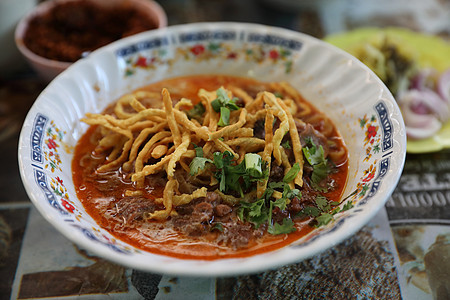 北泰国咖喱面条汤 当地茶叶薯条椰子食物面条午餐柠檬食品牛肉草本植物文化美食图片