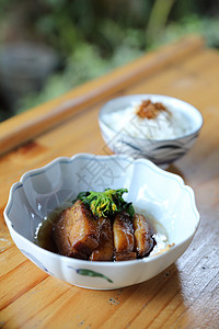 日式日本口型的牛胸猪肚生活油炸烹饪蒸汽胡椒餐厅筷子皮肤蔬菜午餐图片