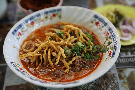 北泰国咖喱面条汤 当地茶叶薯条柠檬食物蔬菜美食草本植物盘子食谱牛肉辣椒面条图片