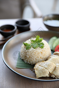 泰国食品美食鸡肉加大米 奶油泥和茶饭盘子黄瓜早餐文化饮食午餐食物蔬菜辣椒煮沸图片