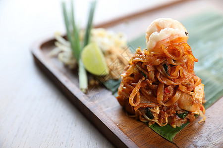 泰国食用棉面条和虾鱼盘子午餐豆腐菜单油炸柠檬食物面条美食筷子图片