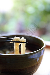 带鱼球和木本底豆腐的面条豆腐筷子食物桌子午餐烹饪盘子食品餐厅食谱图片