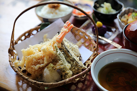 Temtura 炒虾 日本以木材为背景的日食美食金子面包屑烹饪午餐海鲜对虾油炸食物木头图片