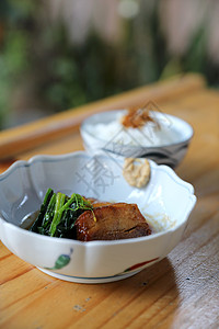 日式日本口型的牛胸猪肚蔬菜腹部蒸汽皮肤美食午餐烹饪猪肉筷子美味图片
