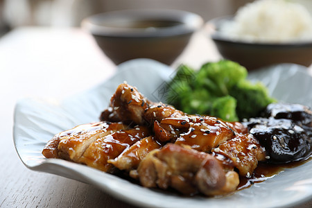 日式日本食品 鸡田鸡和有米饭的木本小吃沙拉盘子美食食物餐厅大豆蔬菜木头教师图片
