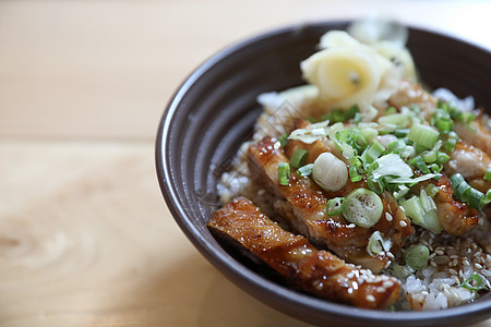 日式日本食品 鸡田鸡和有米饭的木本餐厅教师烹饪沙拉食物大豆大学午餐木头蔬菜图片