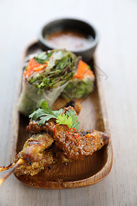 以木本为背景的鸡肉Satay竹子花生烧烤羊肉文化盘子面包洋葱食物烤串图片