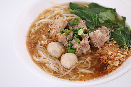 当地泰国食物 带肉球和猪肉的面条午餐盘子餐厅饮食烹饪蔬菜美食牛肉肉丸文化图片