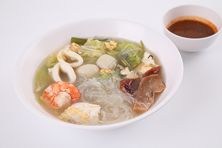 当地食物 泰国苏kiyaki汤以白色背景树枝为食餐厅文化猪肉盘子面条饮食芝麻美食海鲜蔬菜图片
