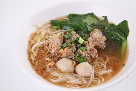 当地泰国食物 带肉球和猪肉的面条饮食蔬菜烹饪餐厅美食传统盘子午餐牛肉文化图片