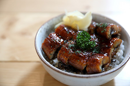 日式日本食品 鸡田鸡和有米饭的木本盘子蔬菜炙烤小吃沙拉木头油炸食物餐厅教师图片
