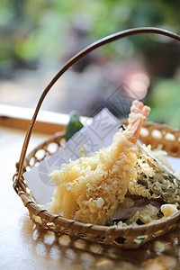 鲜活对虾Temtura 炒虾 日本以木材为背景的日食面包屑海鲜美食午餐蔬菜烹饪木头对虾食物盘子背景
