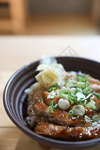 日式日本食品 鸡田鸡和有米饭的木本油炸大豆蔬菜沙拉炙烤木头餐厅盘子烹饪教师图片