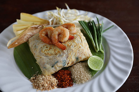 当地泰国食用棉面条和虾菜单美食面条食物午餐蔬菜花生油炸豆腐餐厅图片