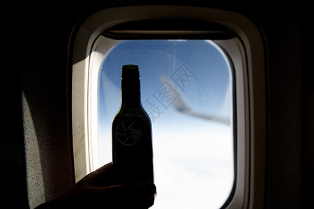 在门洞对面一瓶酒 飞机上酒精味的瓶子饮料文件夹液体广告小样奢华商业木头座位酒精图片