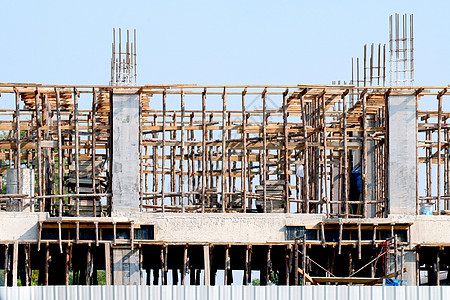 建筑工地建筑 建筑住宅建筑项目区 房屋建筑背景图像 水泥木框架和混凝土施工工程安全对角线工作天空脚手架办公室房子起重机建筑学图片