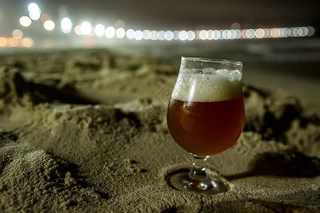 在巴西里约热内卢的科帕卡巴纳海滩喝杯啤酒 夜光金子酒精瓶子桌子菜单热带太阳棕榈干杯海洋图片
