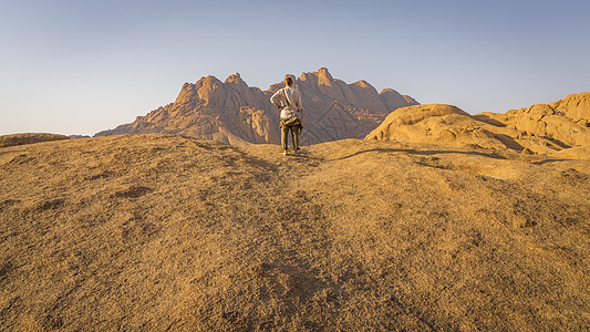 纳米比亚Spitzkoppe山附近的庞多克人岩石花岗岩沙漠蓝色地块旅行土地石材社区目的地图片