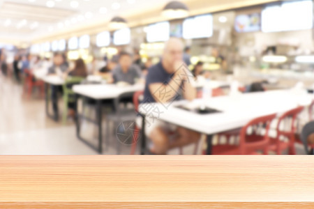 模糊食堂餐厅的木板 很多人的空木桌地板在大学食堂模糊背景中吃东西 模糊咖啡馆或自助餐厅食堂的木桌板是空的柜台咖啡店用餐美食法庭展图片