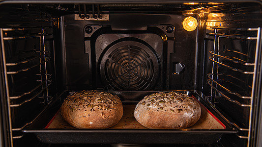 手工面包在烤箱中烘烤图片