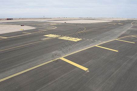 机场跑道的空中观察旅行商业机场地平线安全基础设施天空航空飞机场蓝色鸟瞰图图片