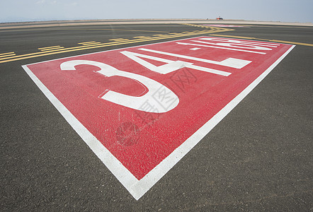 跑道上的方向标志标志标记天空航空地平线旅行飞机场安全运输蓝色图片